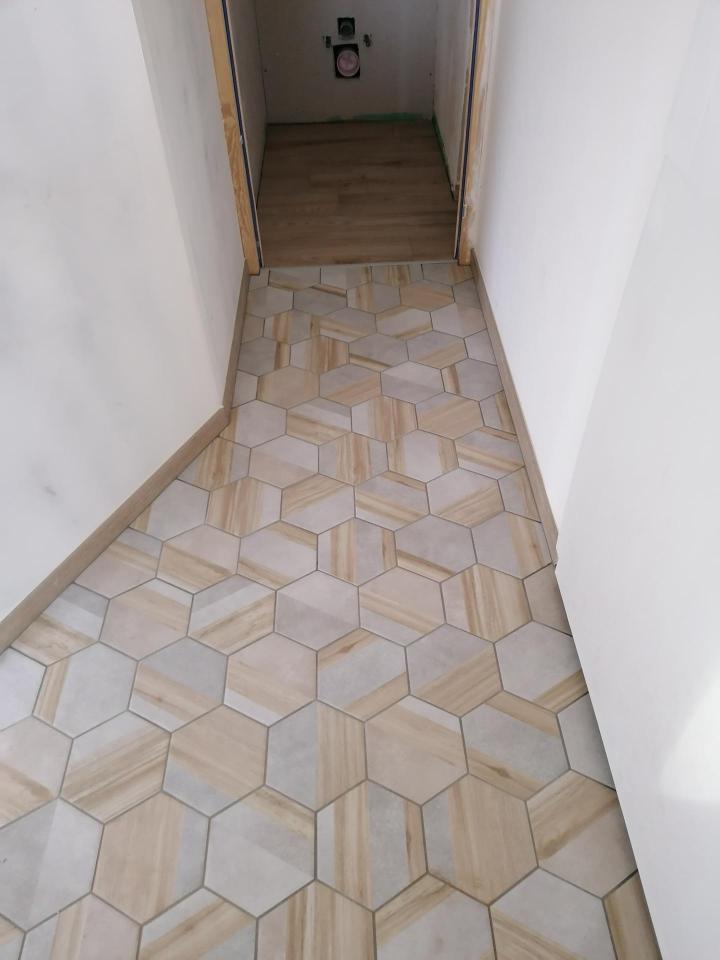 Mise en place de carrelage à Mantilly
